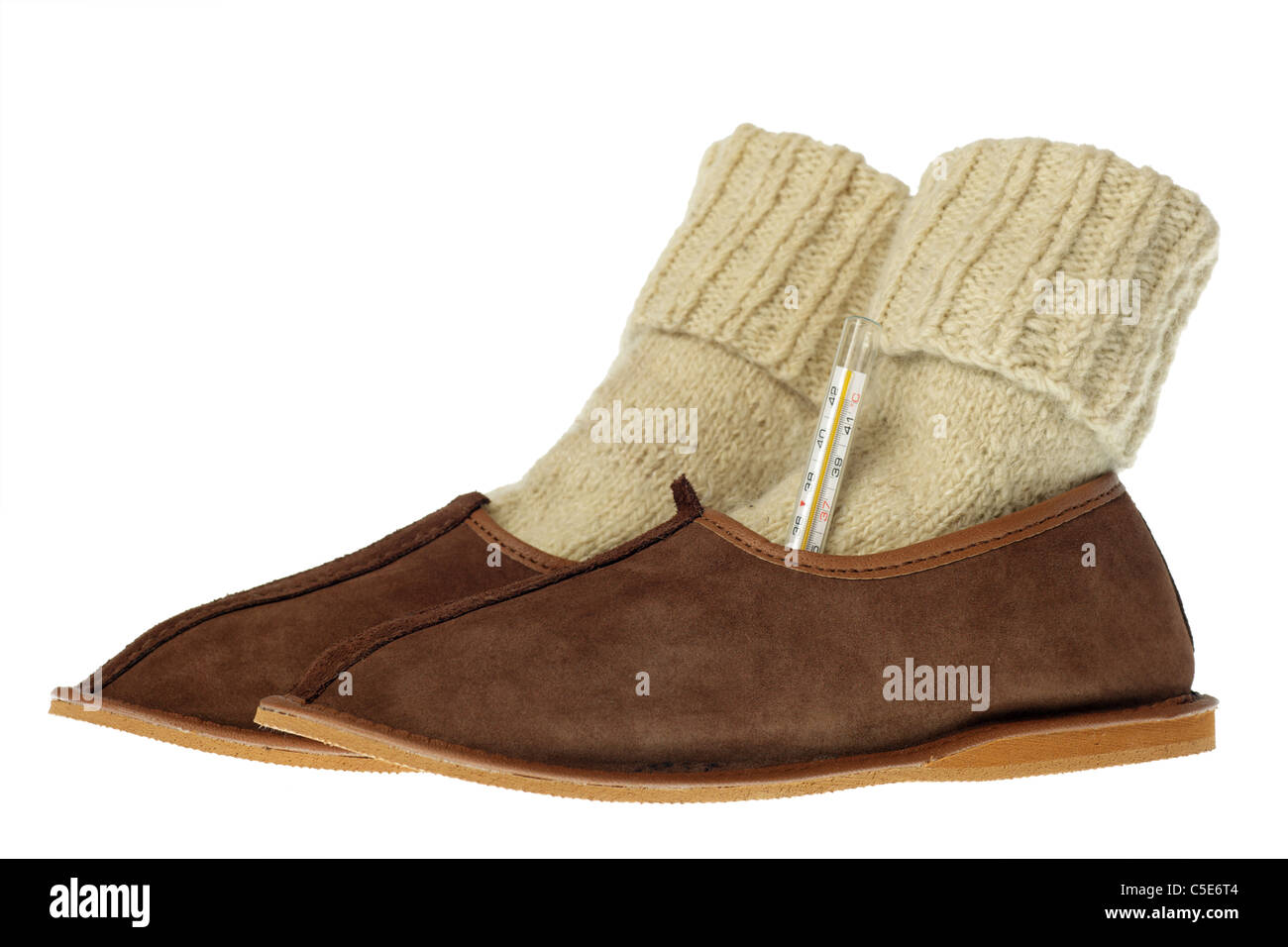 La laine marron chaussons confortables isolées et thermomètre Banque D'Images La laine marron chaussons confortables isolées et thermomètre Banque D'Images