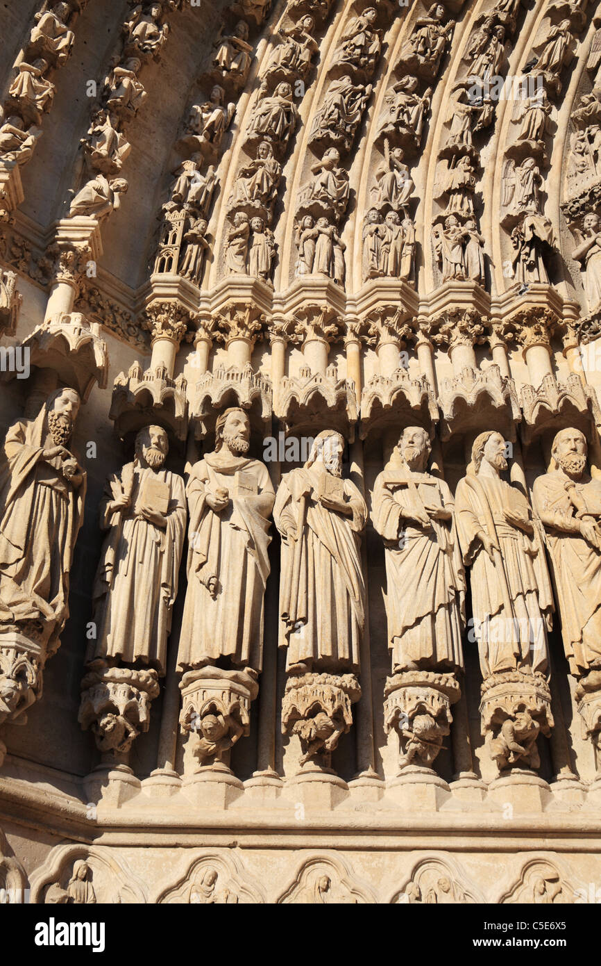 La statuaire religieuse autour de la façade ouest entrée de la Cathédrale Notre-Dame d'Amiens, Picardie, France Banque D'Images