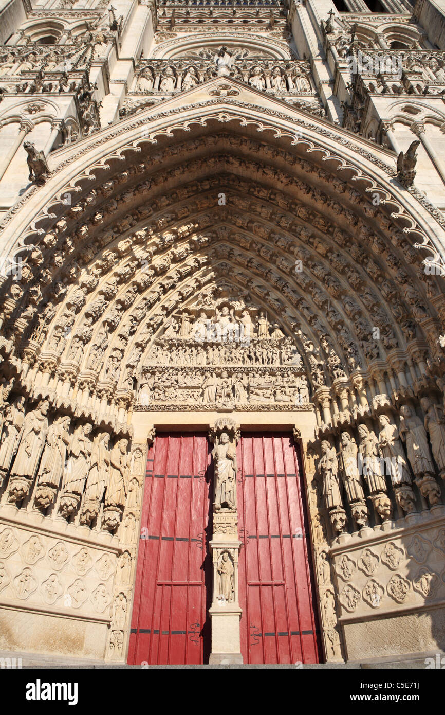 Autour de la sculpture de la façade ouest entrée de la Cathédrale Notre-Dame d'Amiens, Picardie, France Banque D'Images
