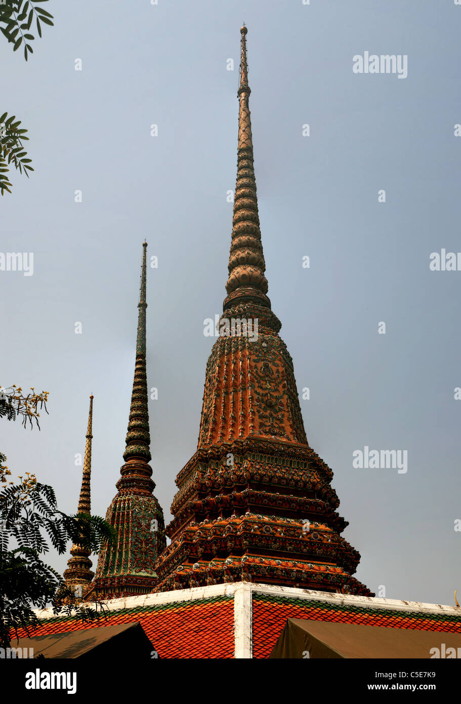 Chedi passant au-dessus du toit d'au Wat Pho, Thaïlande Banque D'Images