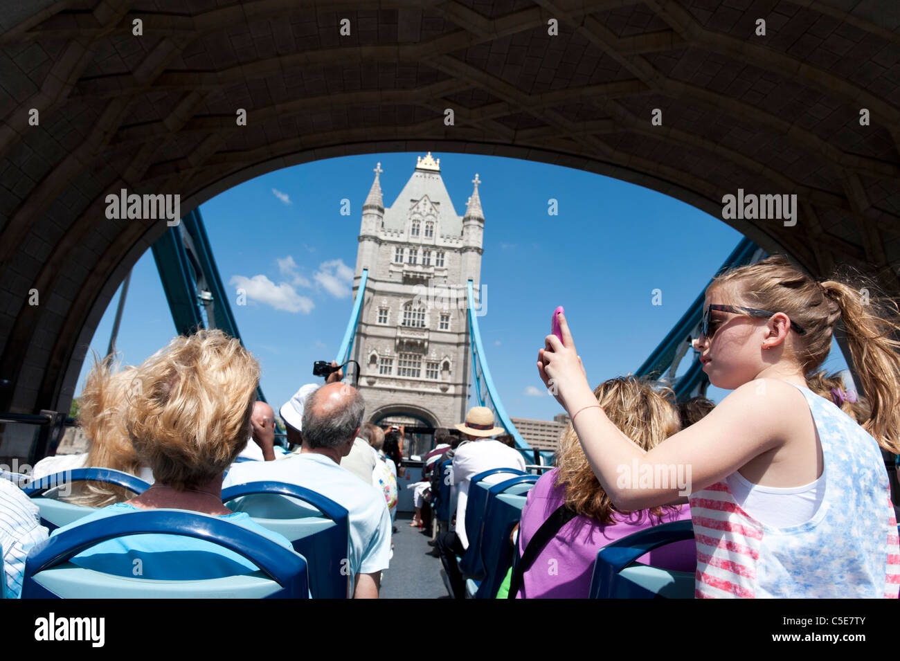 Les touristes sur open top double decker bus circuit touristique Original London Tower Bridge crossing, London, UK Banque D'Images