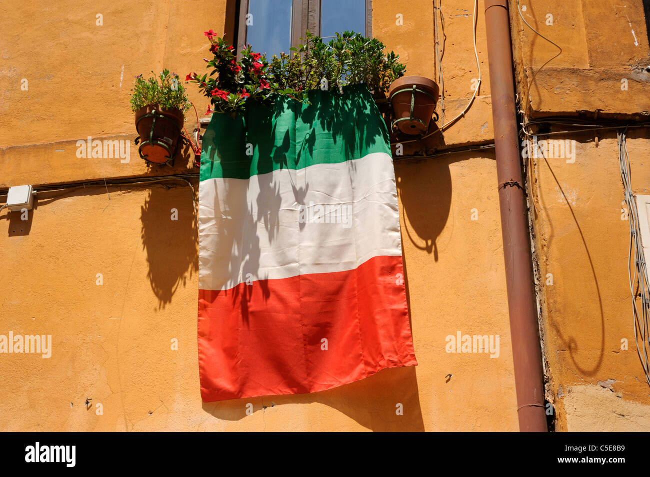 Italie, Rome, la fenêtre, le drapeau italien Banque D'Images