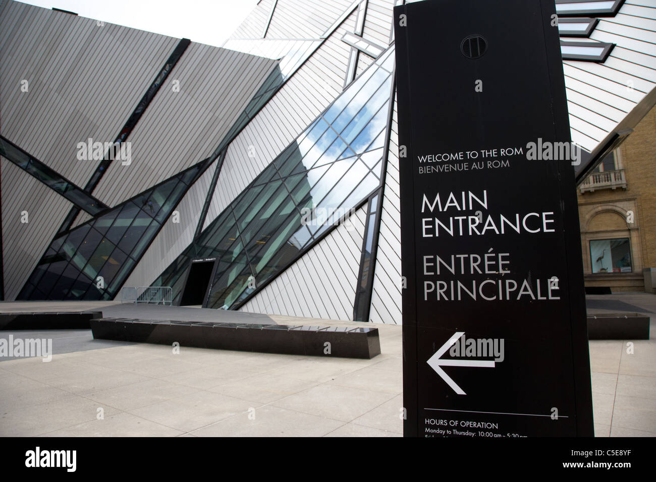 L'entrée principale de la crystal ROM Musée royal de l'Ontario building toronto ontario canada Banque D'Images