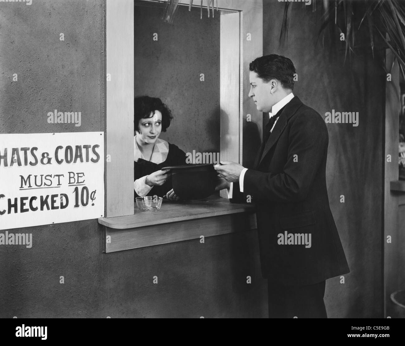 Man hat avec hat check girl Banque D'Images