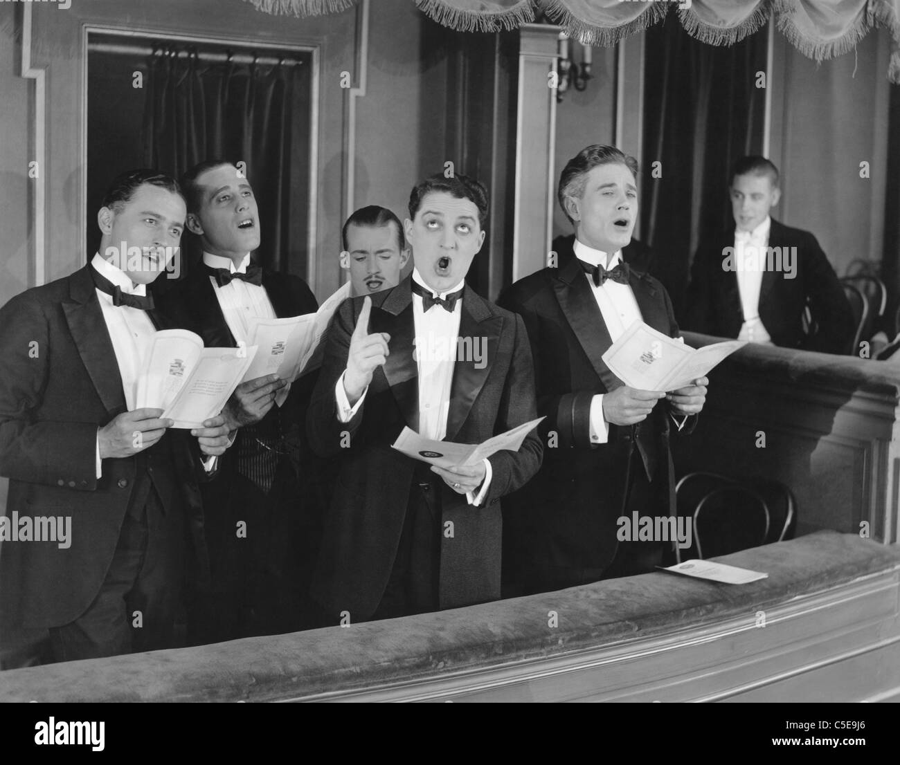 Les hommes chantant en choeur Banque D'Images