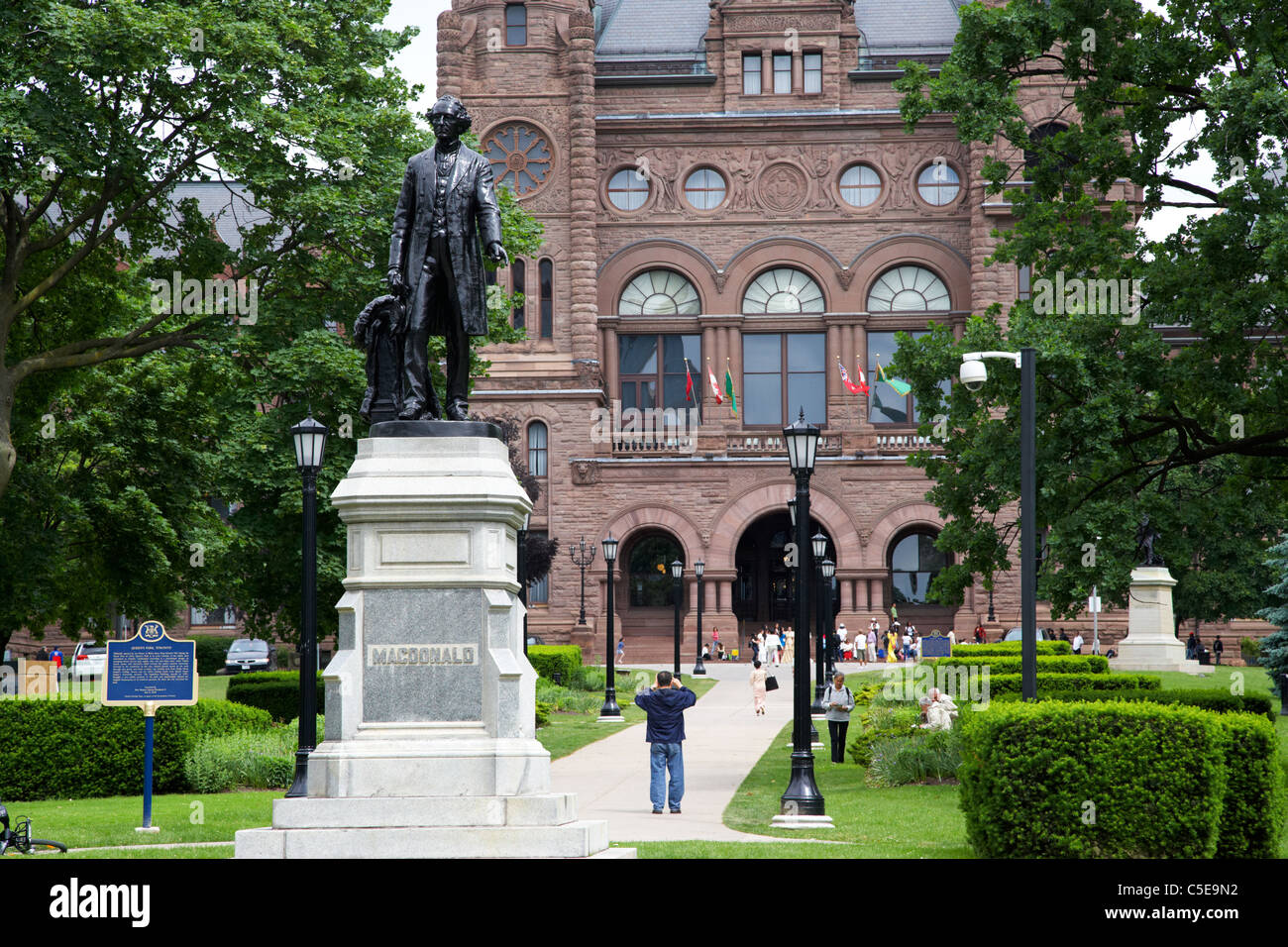 Statue de sir John Alexander Macdonald, premier premier ministre du Canada dans le Queens Park en face de l'assemblée législative de l'ontario Banque D'Images