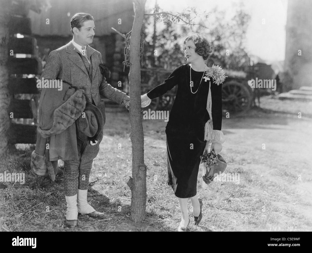 Couple holding hands par tree Banque D'Images