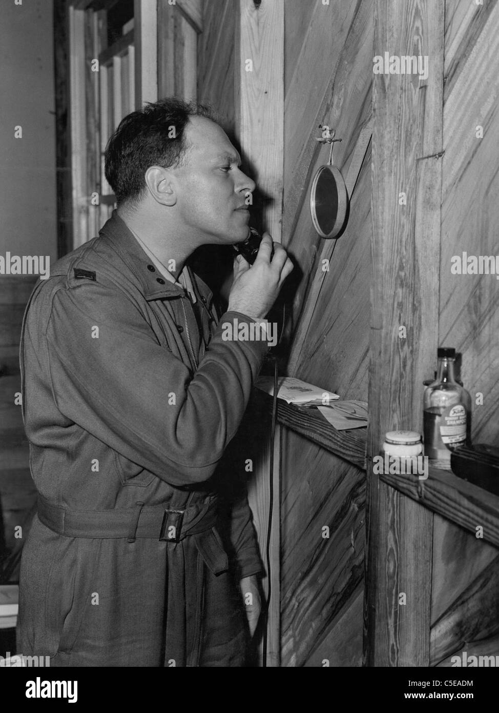 Mid adult man shaving Banque D'Images