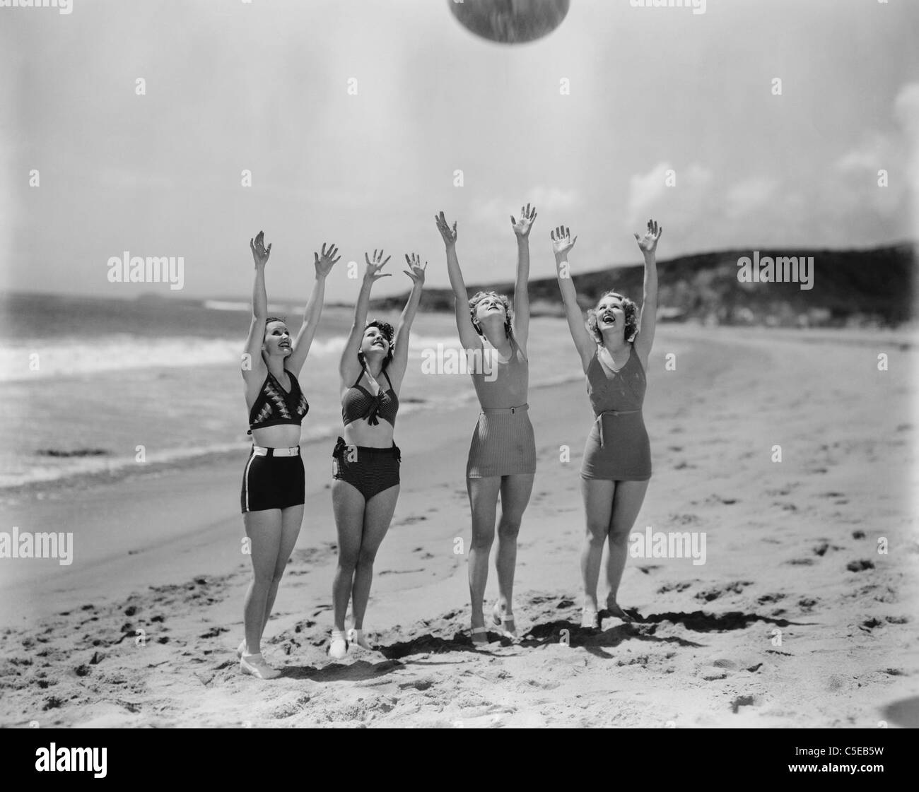 Les filles s'amuser à la plage Banque D'Images