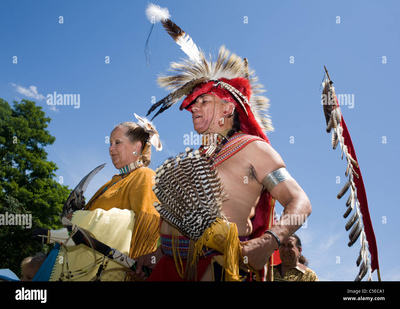 Grande Entrée des Autochtones américains dans les ornements, Iroquois Powwow, Rotterdam Junction, dans la vallée de la Mohawk, l'État de New York Banque D'Images