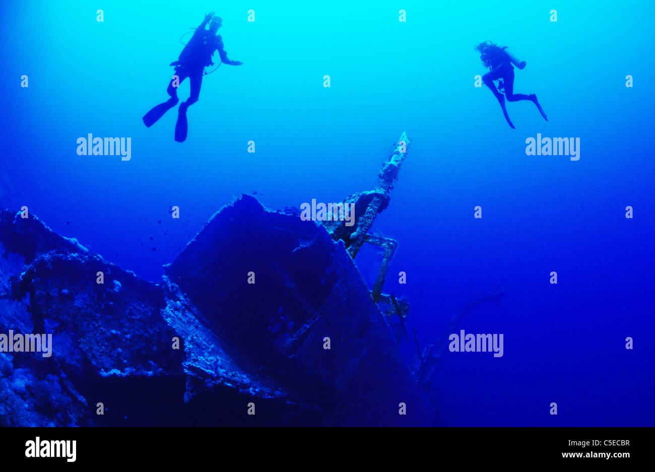 Les plongeurs d'explorer l'épave de la mer Rouge de l 'Aida' à l'extérieur de l'île de Big Brother, de la Mer Rouge égyptienne. Bleu, Bleu de l'eau. Banque D'Images