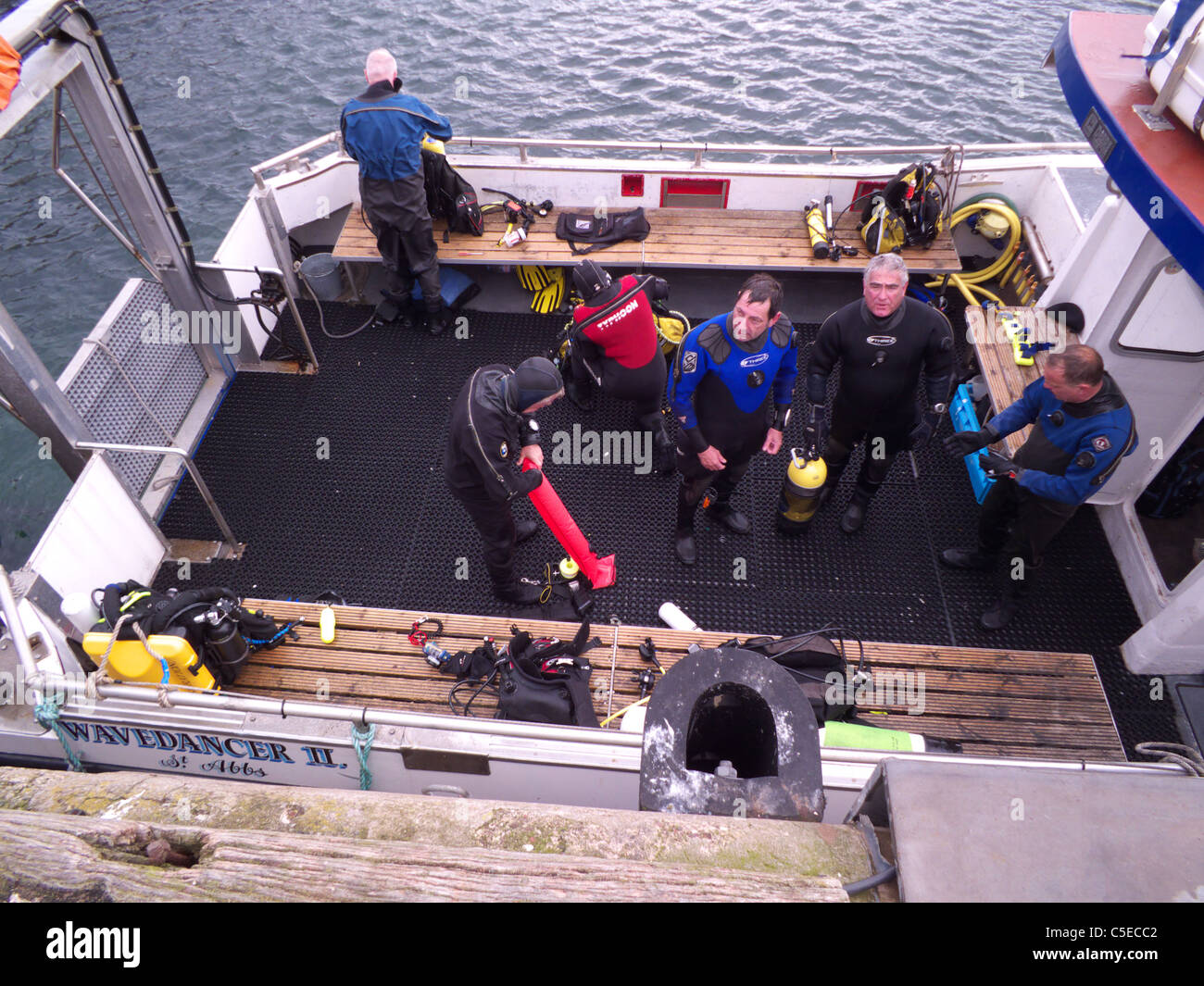 St Abbs Harbour, le Berwickshire. L'Écosse. Les plongeurs prêt leur équipement de plongée de se soulever de 'Wavedancer II bateau de plongée Banque D'Images