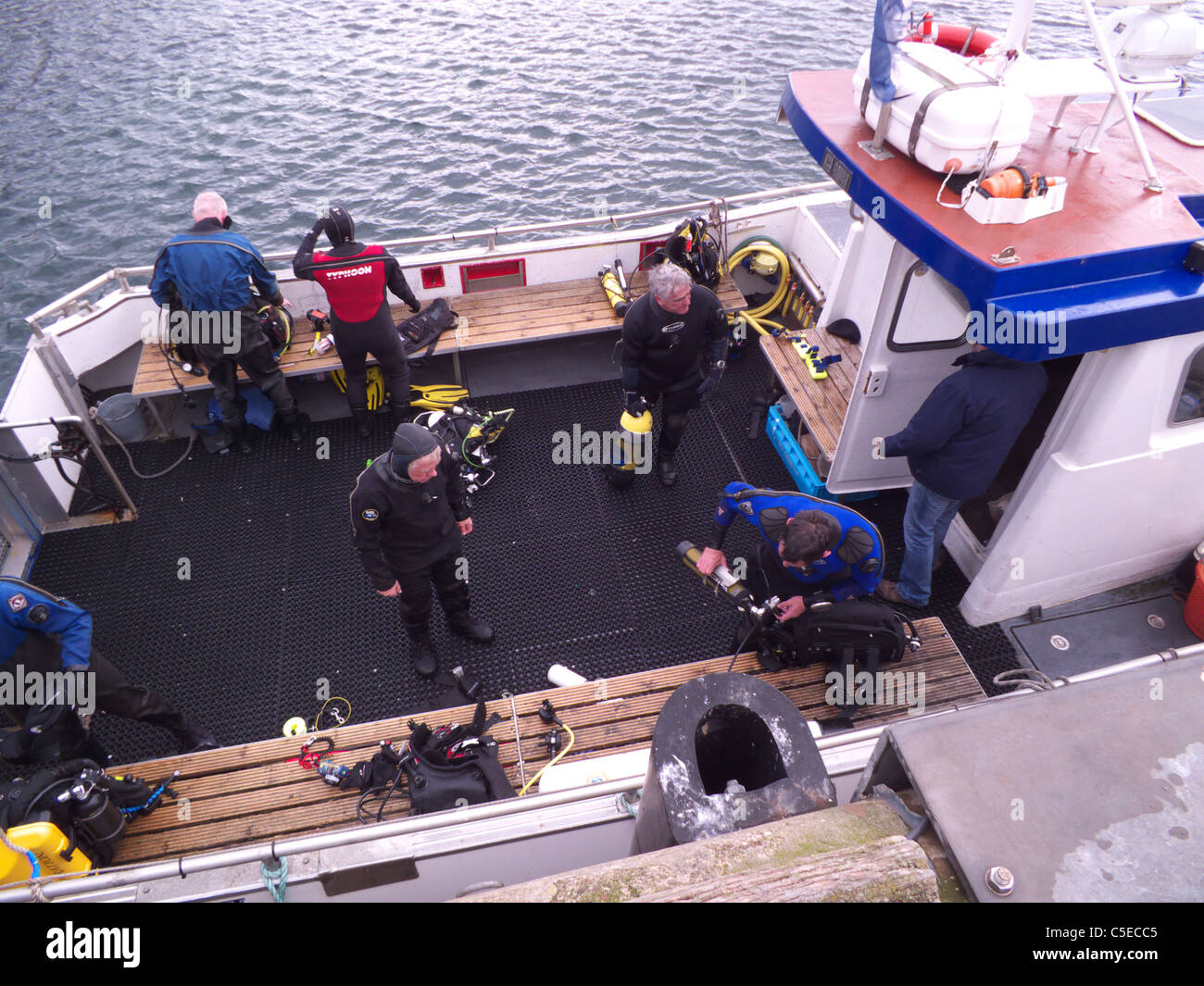 St Abbs Harbour, le Berwickshire. L'Écosse. Les plongeurs s'prêt pour une autre plongée, à bord 'II' Wavedancer Banque D'Images