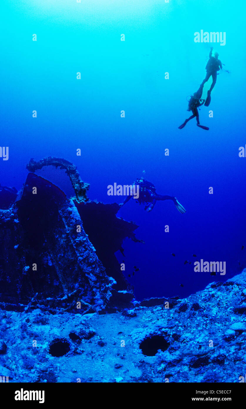 Les plongeurs d'explorer l'épave de la mer Rouge de l 'Aida' à l'extérieur de l'île de Big Brother, de la Mer Rouge égyptienne. Bleu, Bleu de l'eau. Banque D'Images