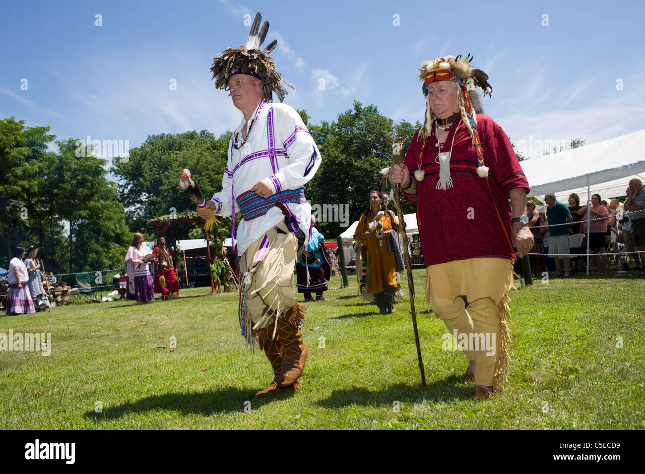 Grande Entrée des Autochtones américains dans les ornements, Iroquois Powwow, Rotterdam Junction, dans la vallée de la Mohawk, l'État de New York Banque D'Images