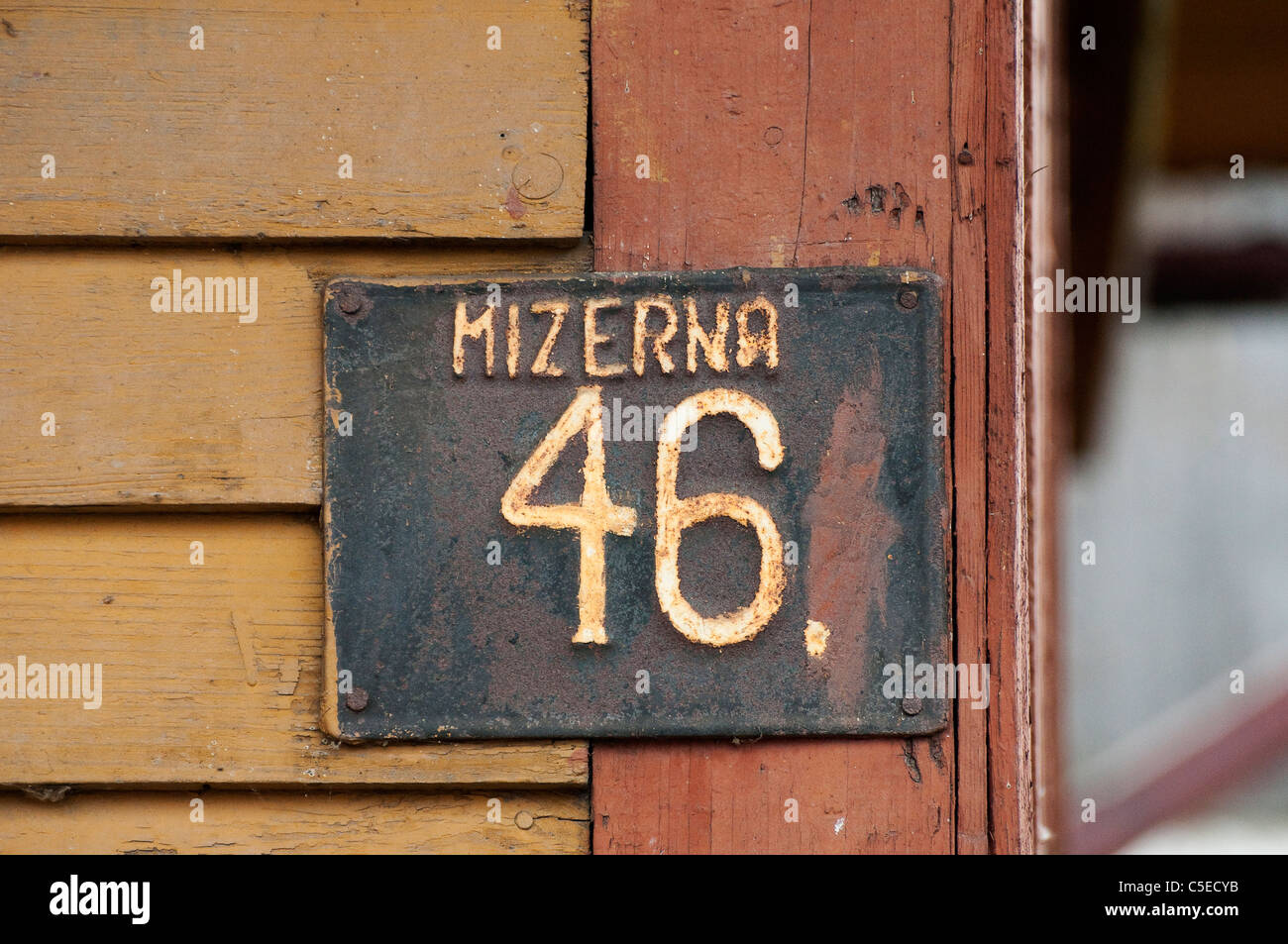 Numéro de maison sur une plaque à l'extérieur d'une maison du village de Mizerna, Pologne. Banque D'Images