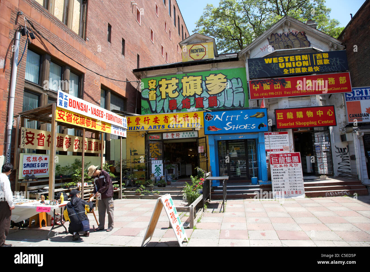 Boutiques et magasins avec signes chinois bilingue anglais toronto ontario canada Banque D'Images