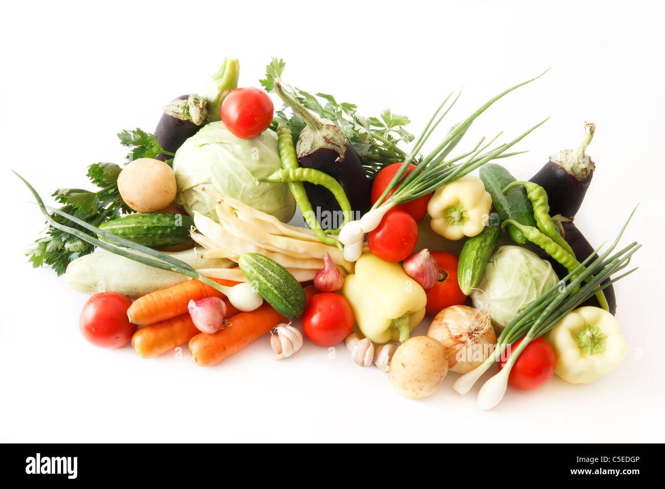 Légumes colorés composition isolé sur fond blanc Banque D'Images