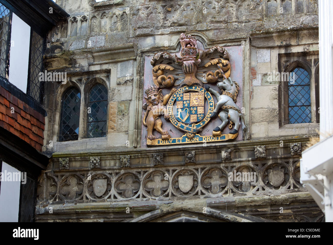 Royal Crest au 14e siècle l'entrée médiévale voûtée, porte nord de la cathédrale de Salisbury, Angleterre Royaume-uni fermer Banque D'Images