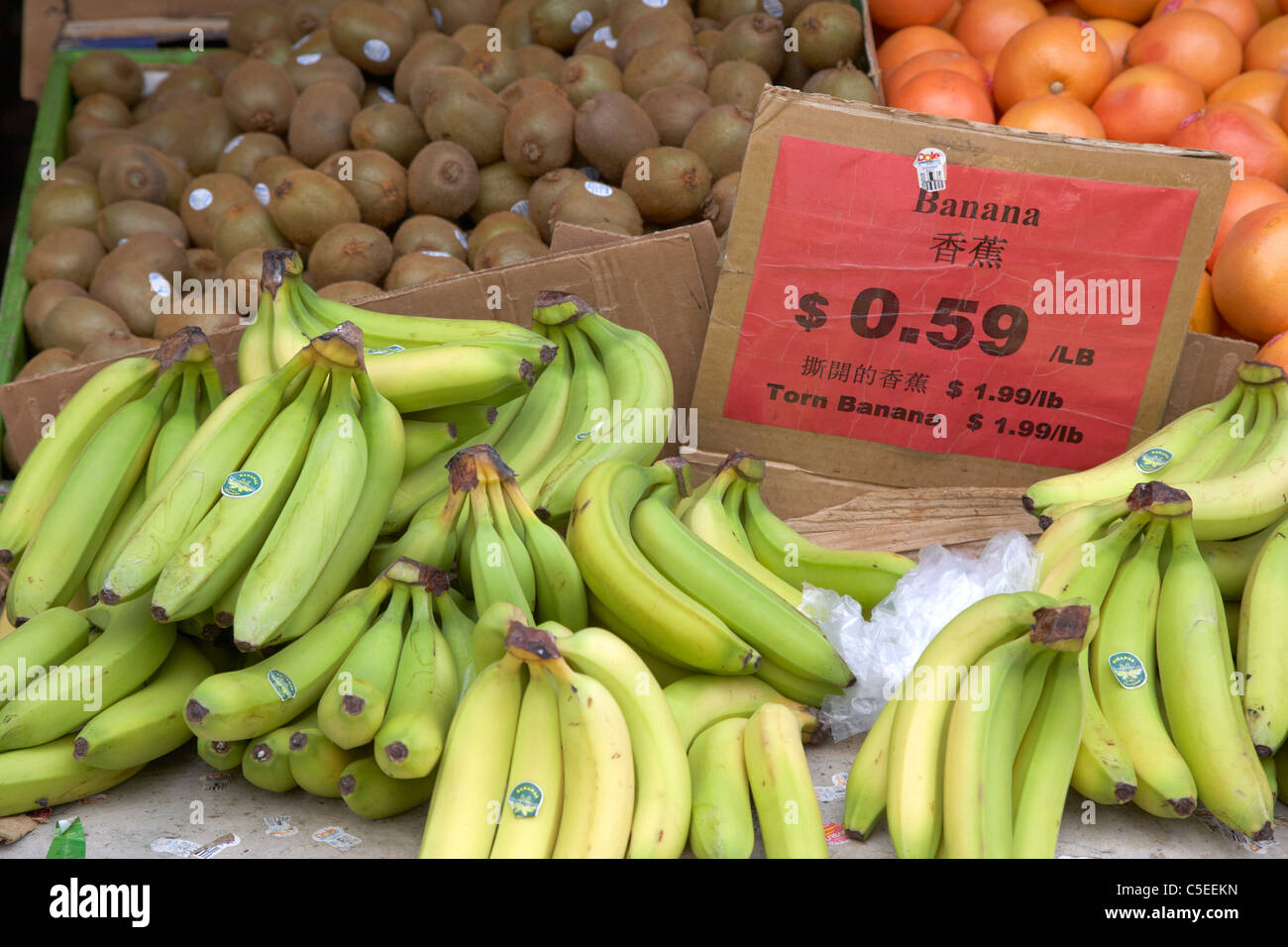 Les kiwis bananes et oranges sur un étal du marché chinois à Toronto ontario canada Banque D'Images