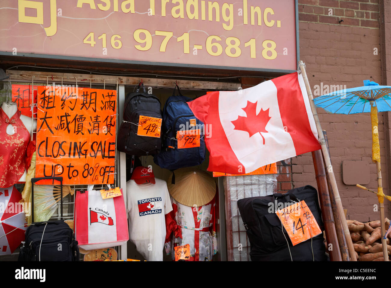 Feuille d'érable canadienne flag flying hors magasin de souvenirs dans le quartier chinois toronto ontario canada Banque D'Images