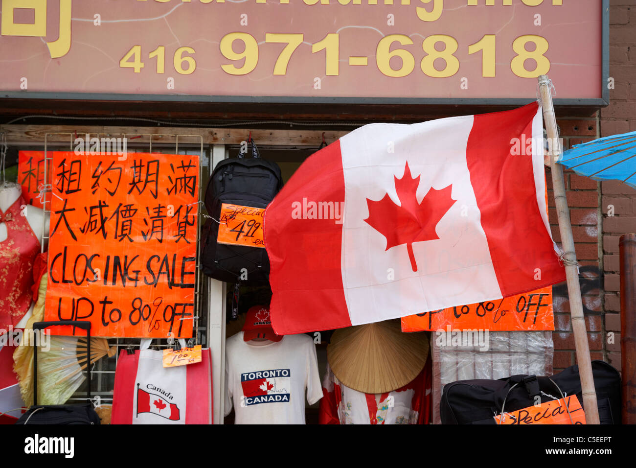 Feuille d'érable canadienne flag flying hors magasin de souvenirs dans le quartier chinois toronto ontario canada Banque D'Images