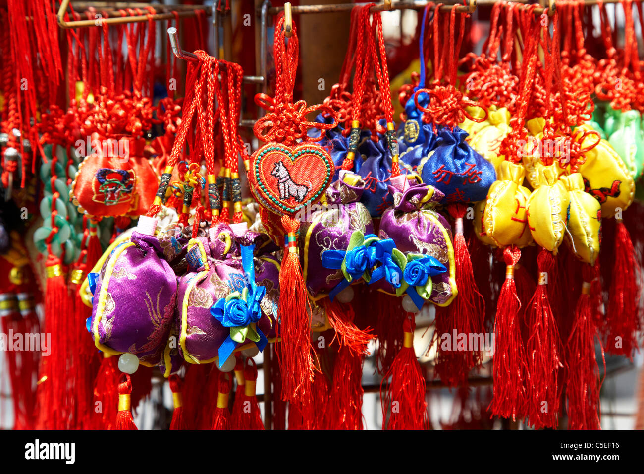 Rouge et Or porte-bonheur chinois à vendre à Chinatown toronto ontario canada Banque D'Images