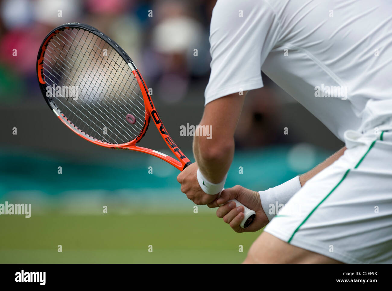 Player holding racket détails au cours de l'édition 2011 des Championnats de tennis de Wimbledon Banque D'Images