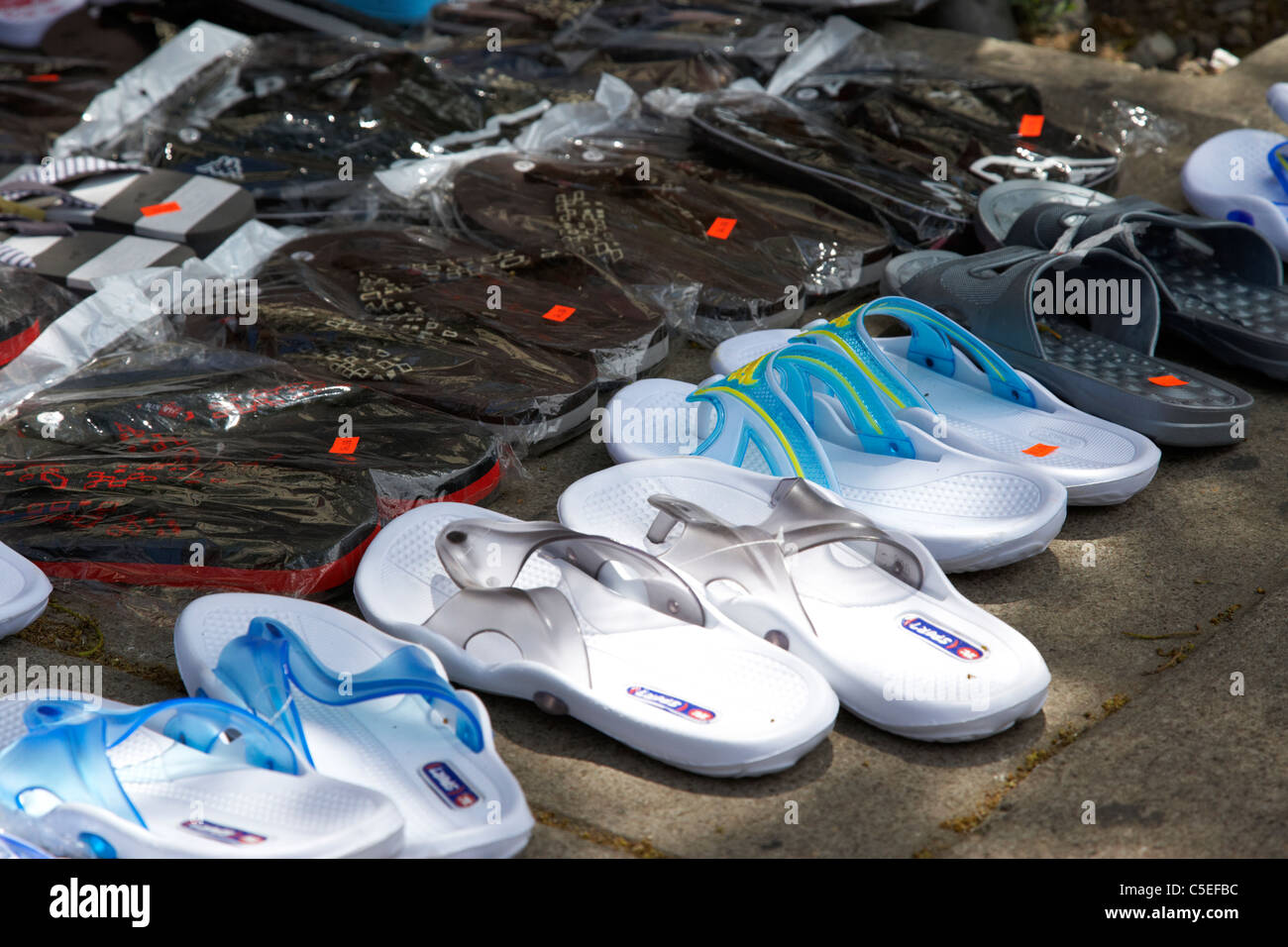 Style moderne chinois chaussons en vente sur street market chinatown toronto ontario canada Banque D'Images