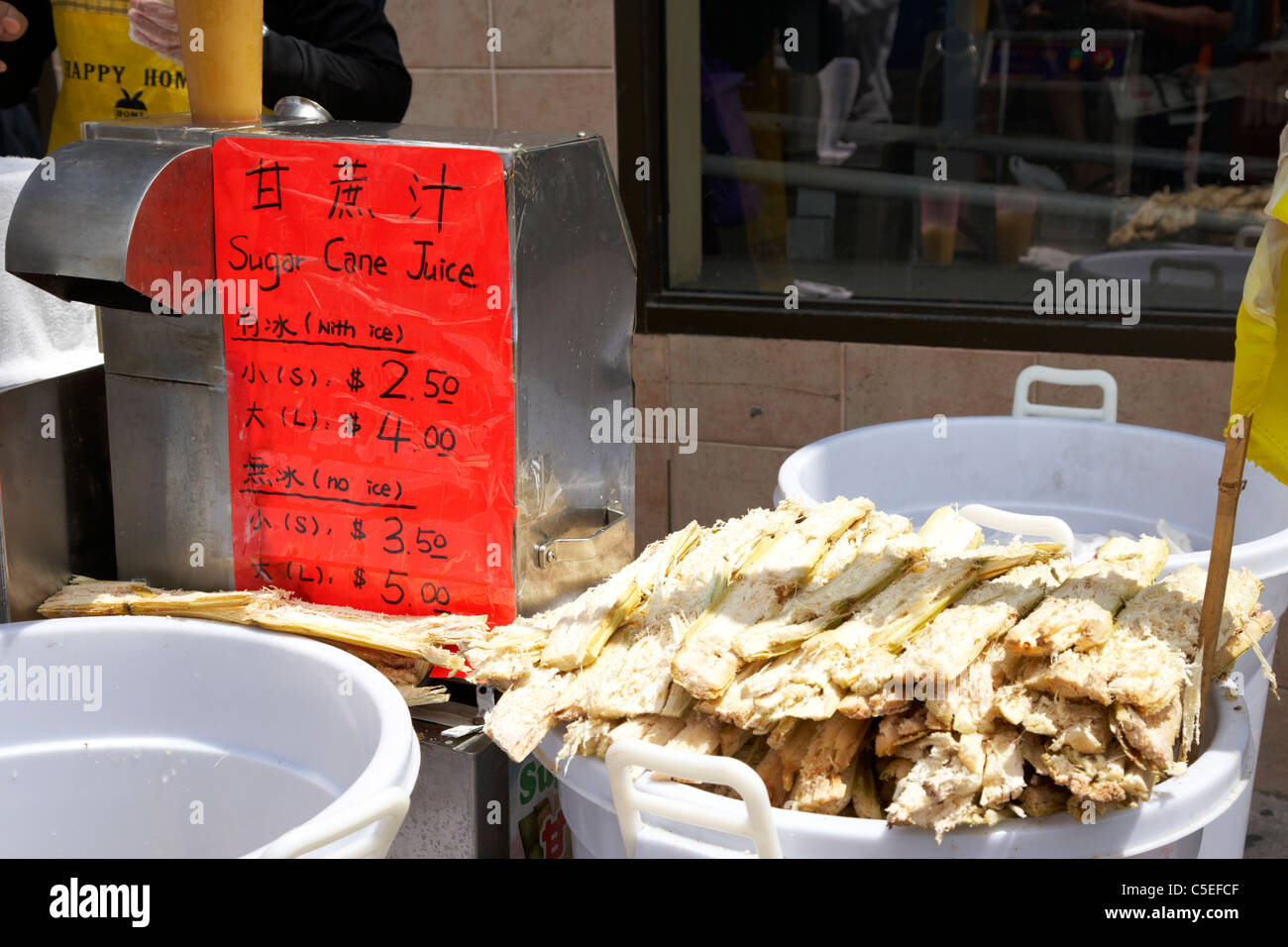 Jus de canne à sucre frais pour la vente à un vendeur de rue dans le quartier chinois toronto ontario canada Banque D'Images