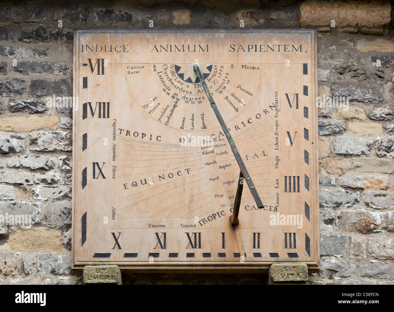 Eyam Sundial St Lawrence Church Eyam Derbyshire Peak District National Park Angleterre GB UK Europe Banque D'Images