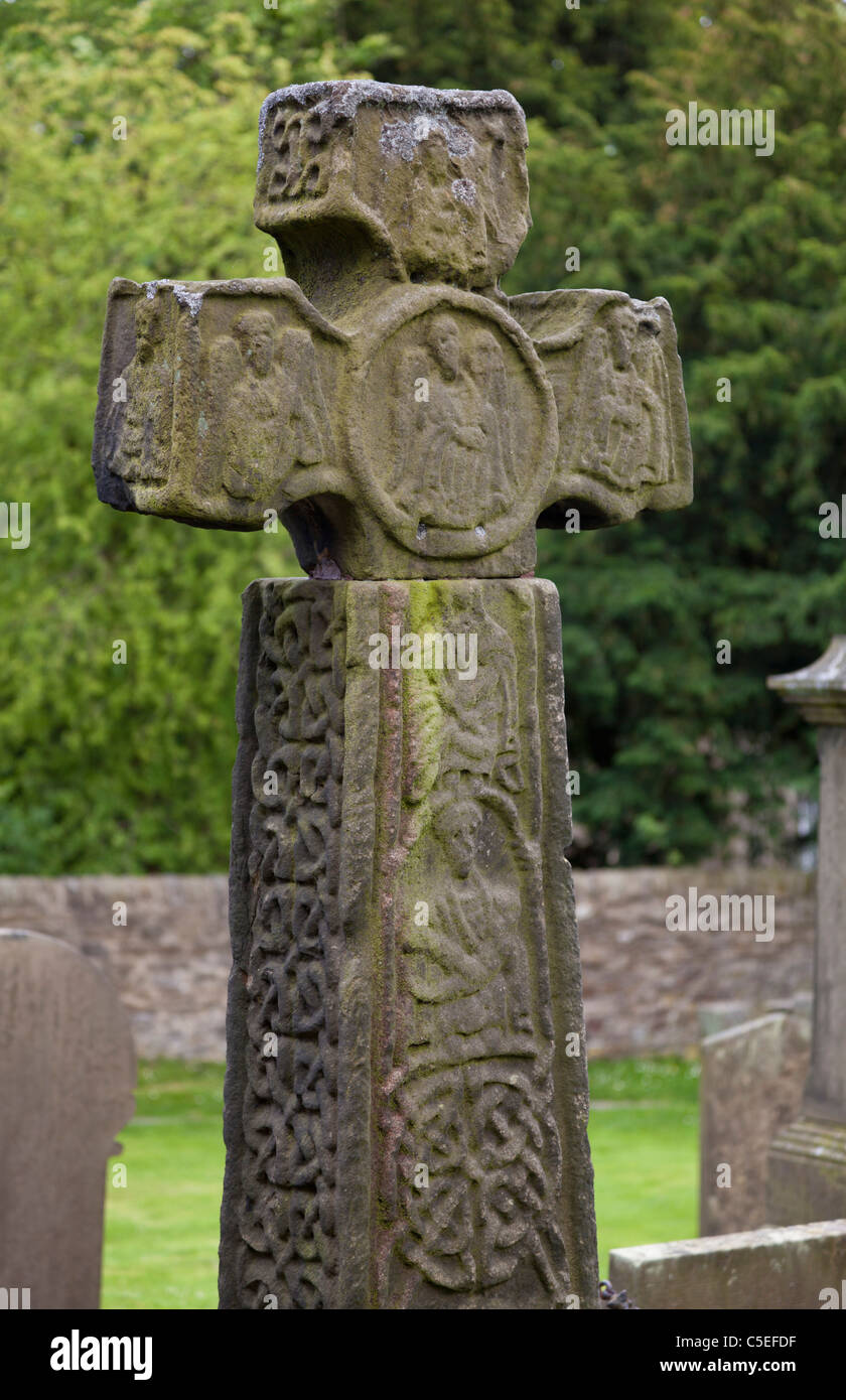 Eyam Village Derbyshire St Lawrence Church Anglo-Saxon (Mercian) Croix dans le cimetière Eyam Village Derbyshire National Park England UK GB Europe Banque D'Images