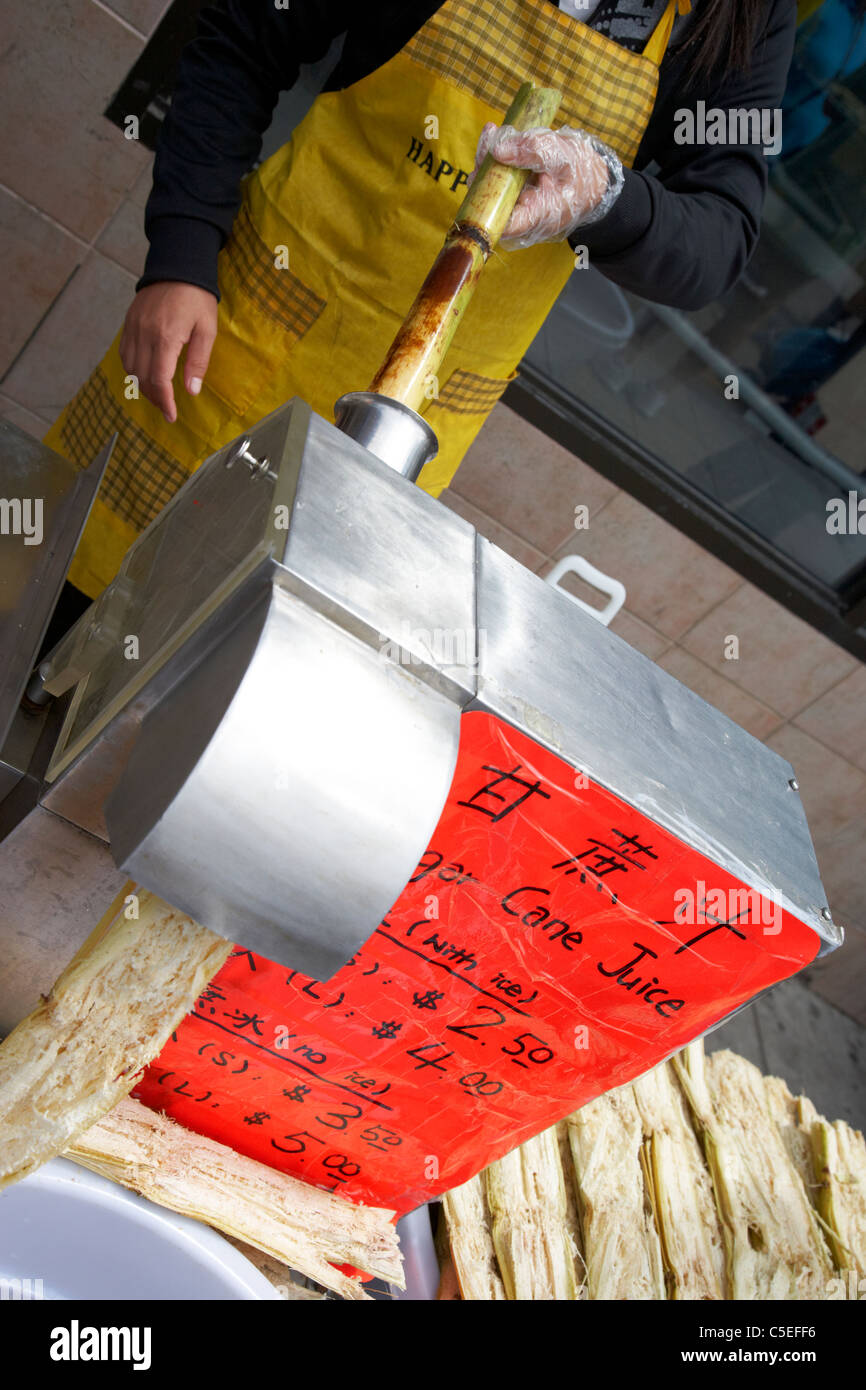 Faire du jus de canne à sucre frais pour la vente à un vendeur de rue dans le quartier chinois toronto ontario canada Banque D'Images