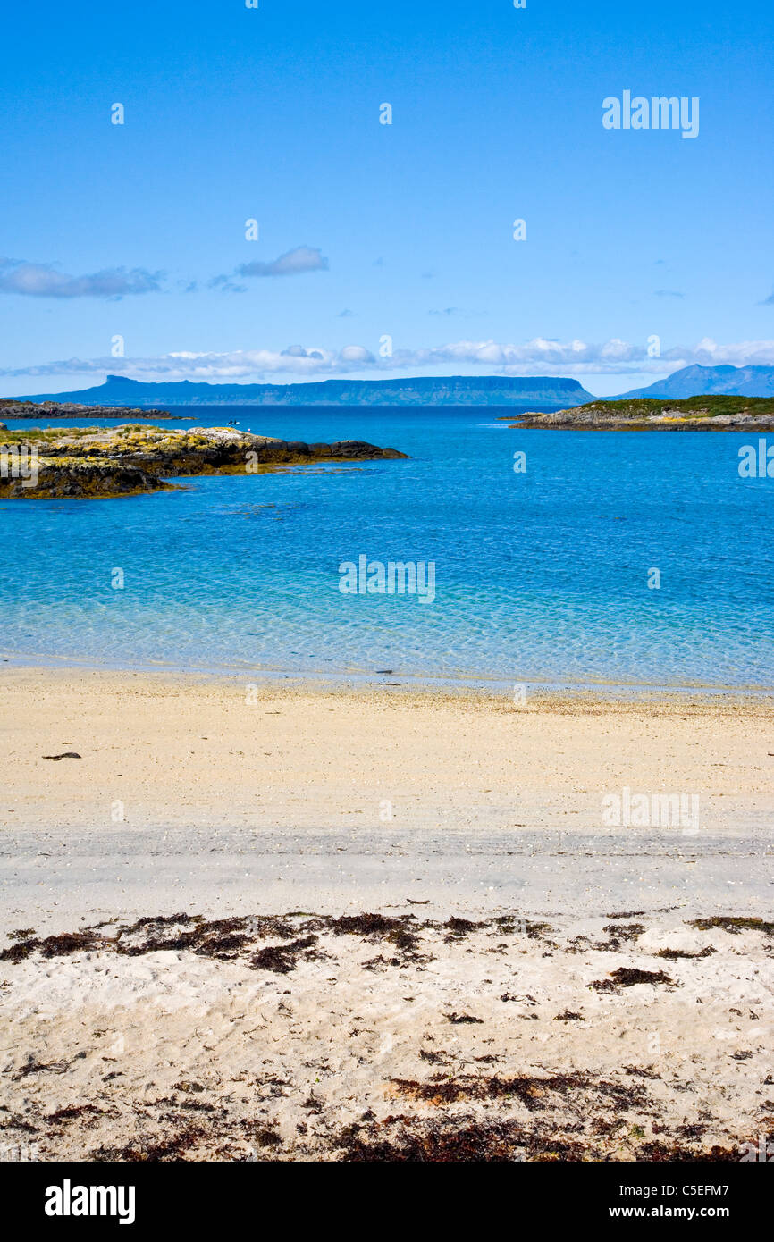 L'île de Eigg vu du Silver Sands de Morar à Portnaluchaig Traigh près de Arisaig;;Ecosse Banque D'Images