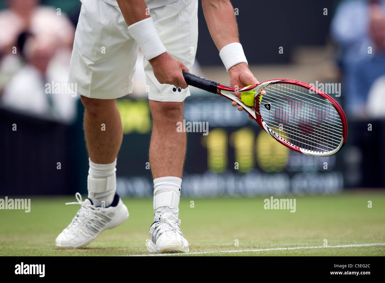 Raquette et balle de détail au cours de la 2011 Championnats de tennis de Wimbledon Banque D'Images