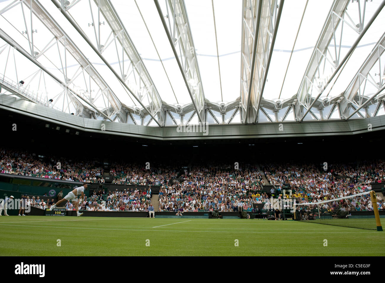 Vue de jouer sur le Court central avec un toit fermé durant l'édition 2011 des Championnats de tennis de Wimbledon Banque D'Images