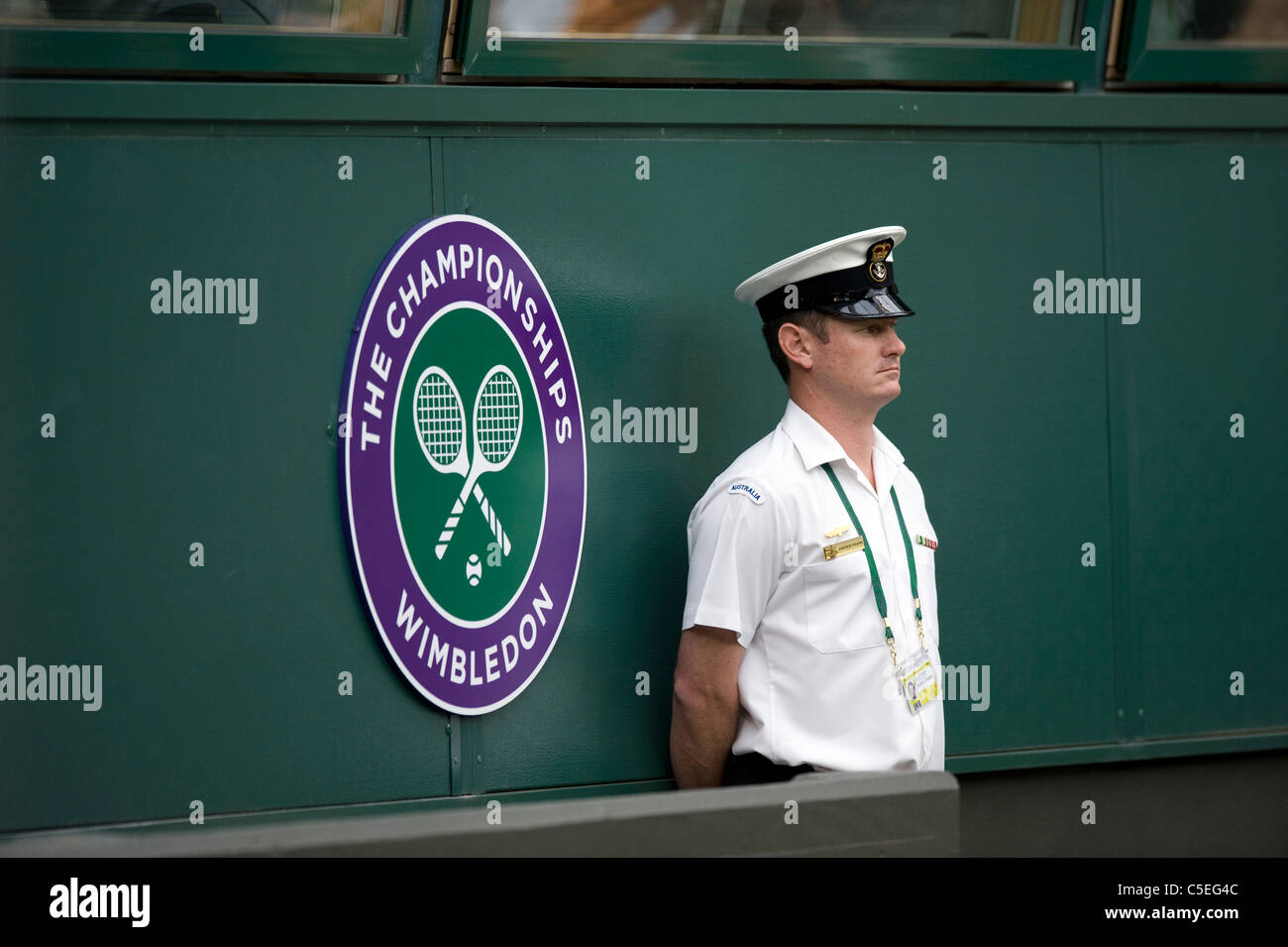 Un service steward sur le Court central lors de l'édition 2011 des Championnats de tennis de Wimbledon Banque D'Images