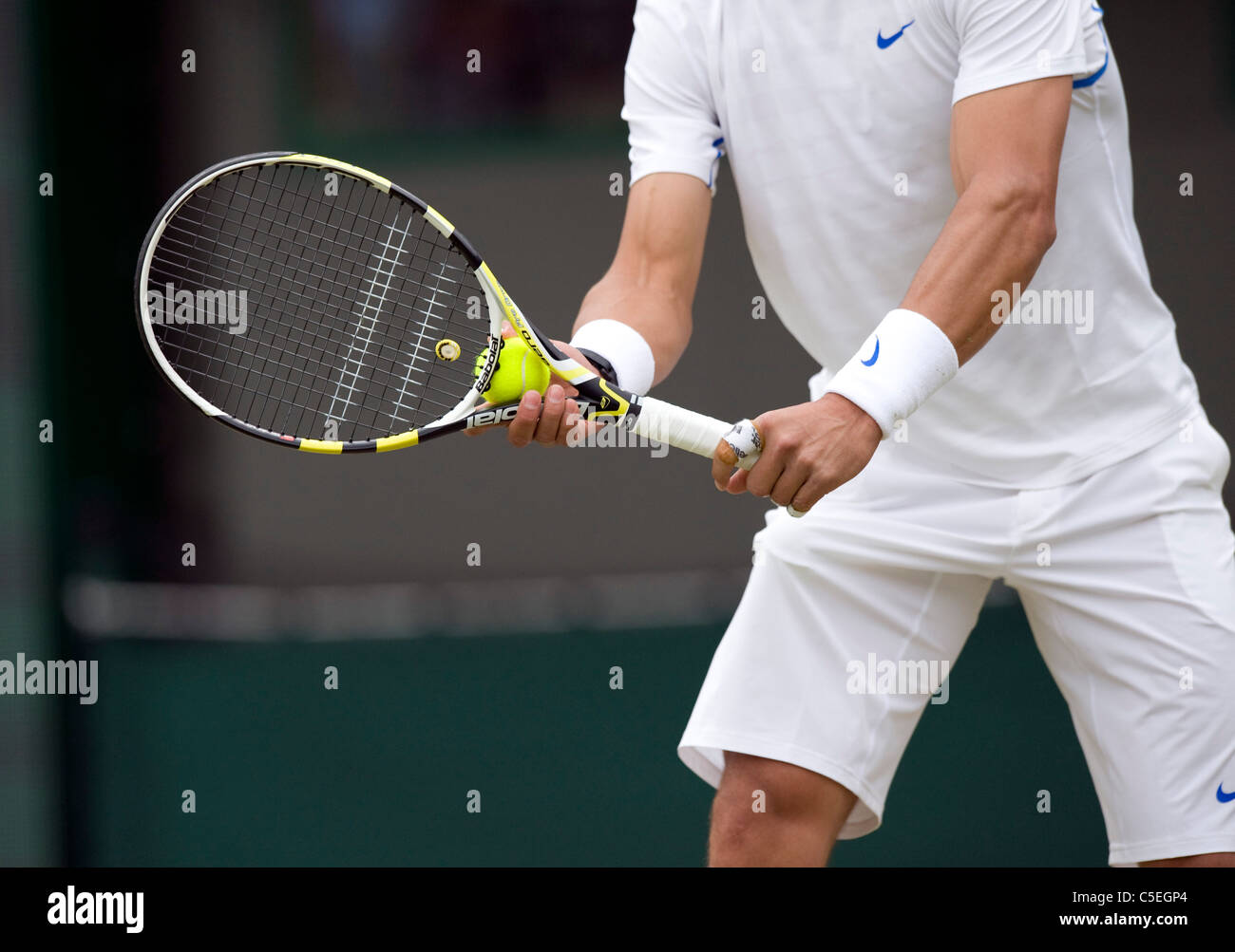 Raquette et balle de détenir pendant l'édition 2011 des Championnats de tennis de Wimbledon Banque D'Images