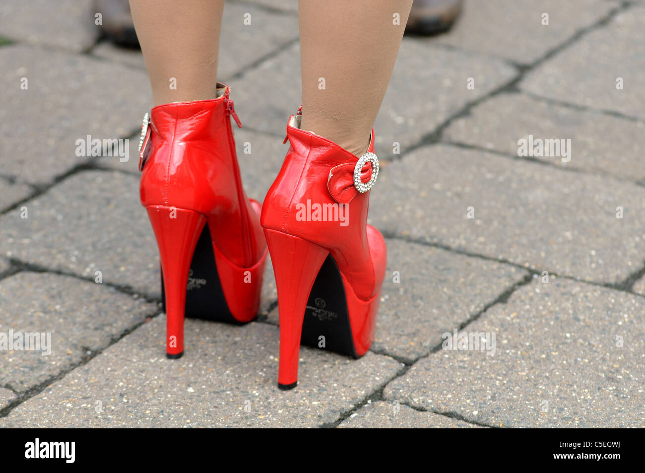 Chaussures haut talon rouge Photo Stock - Alamy