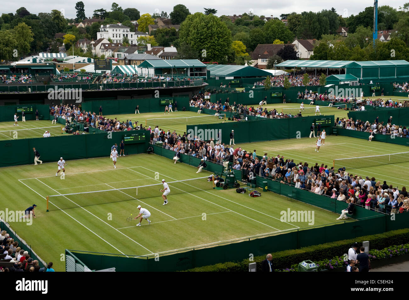Vue sur cour 7 et 6 au cours de l'édition 2011 des Championnats de tennis de Wimbledon Banque D'Images
