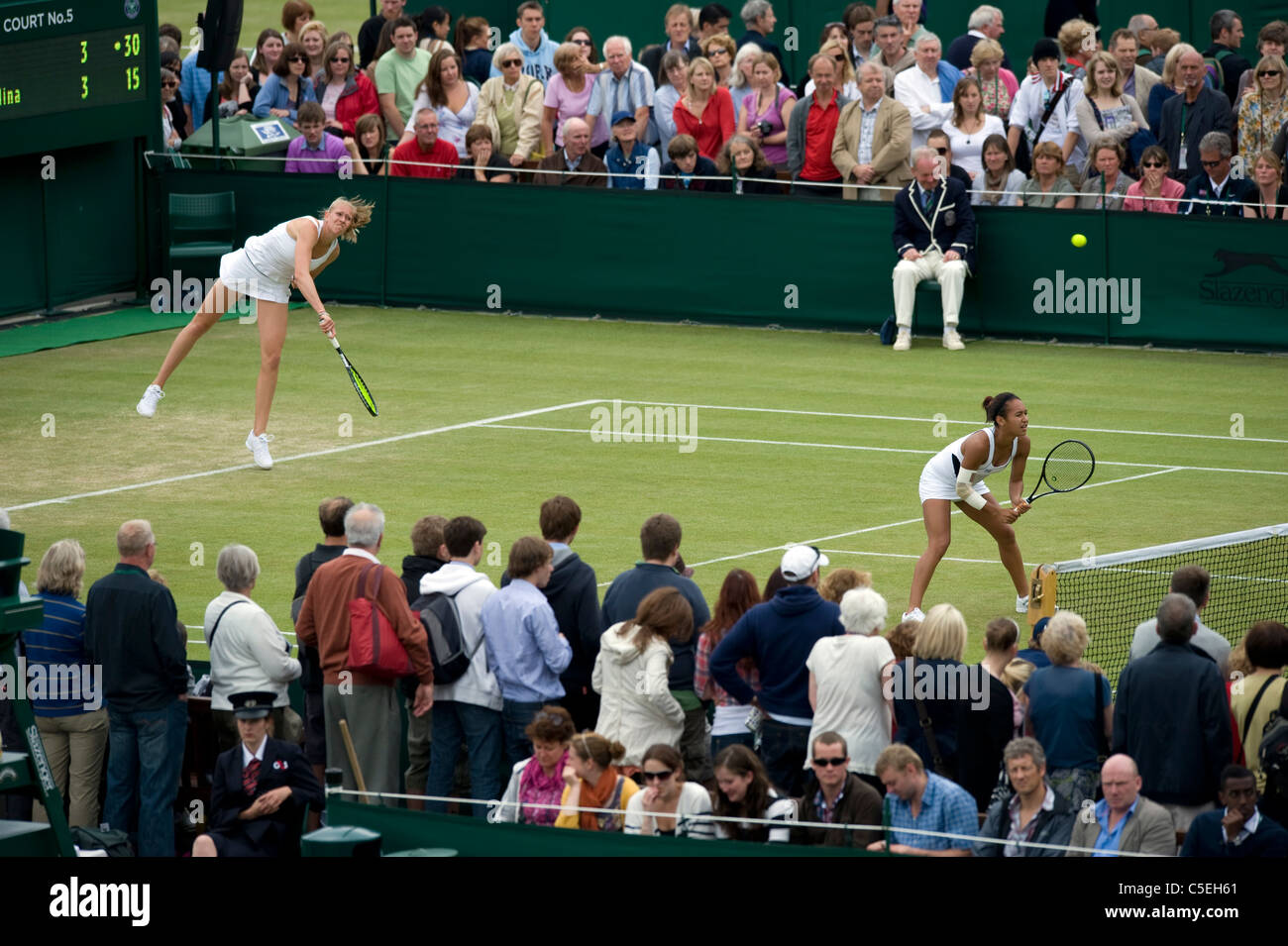 Jocelyn Rae (GBR) et Heather Watson (GBR) jouer un match sur le court 5 au cours de la 2011 Championnats de tennis de Wimbledon Banque D'Images