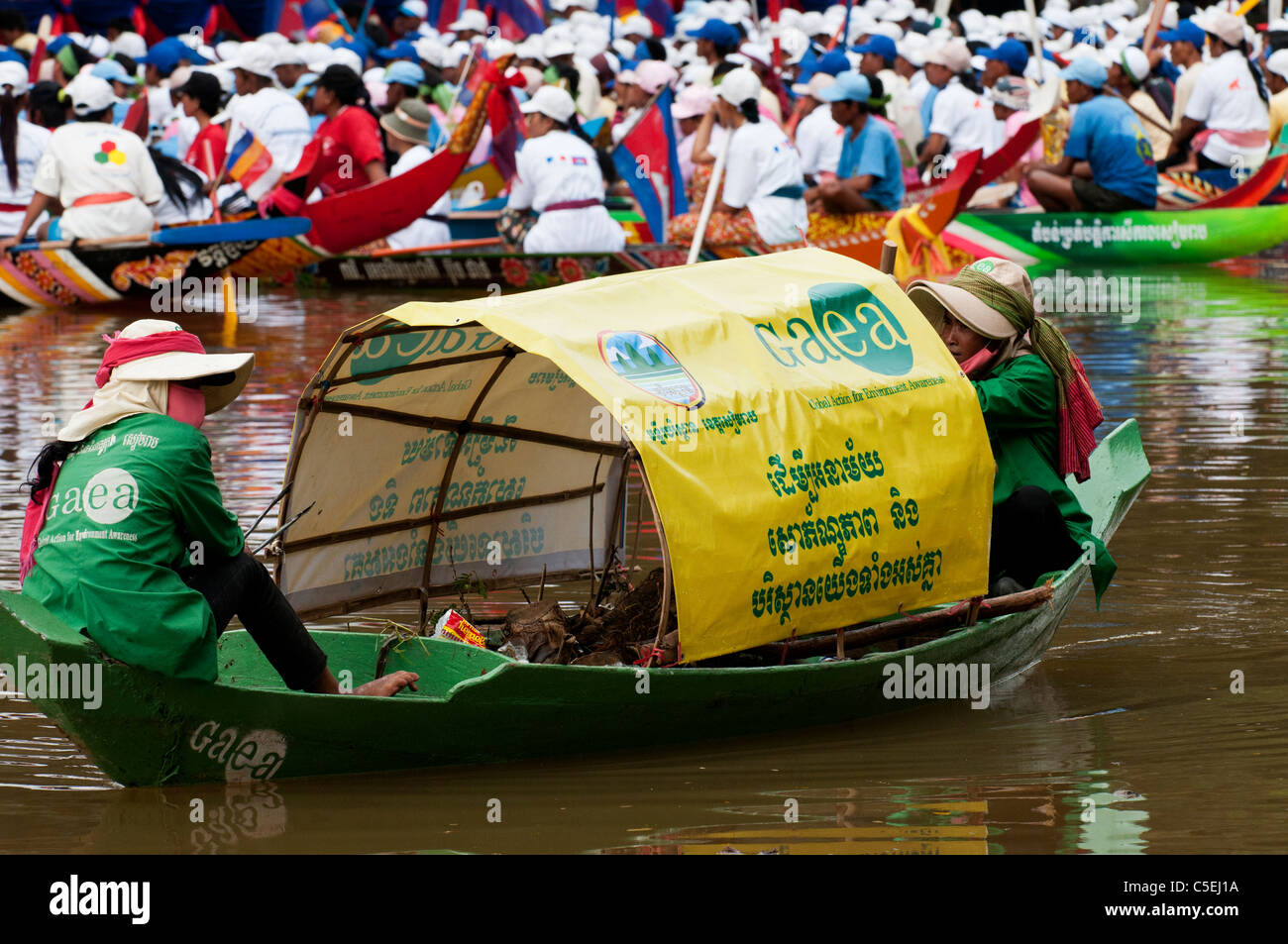 L'Action mondiale pour la prise de conscience environnementale (GAEA) bateau à l'enlèvement des ordures 2010 Fête de l'eau, Siem Reap, Cambodge Banque D'Images