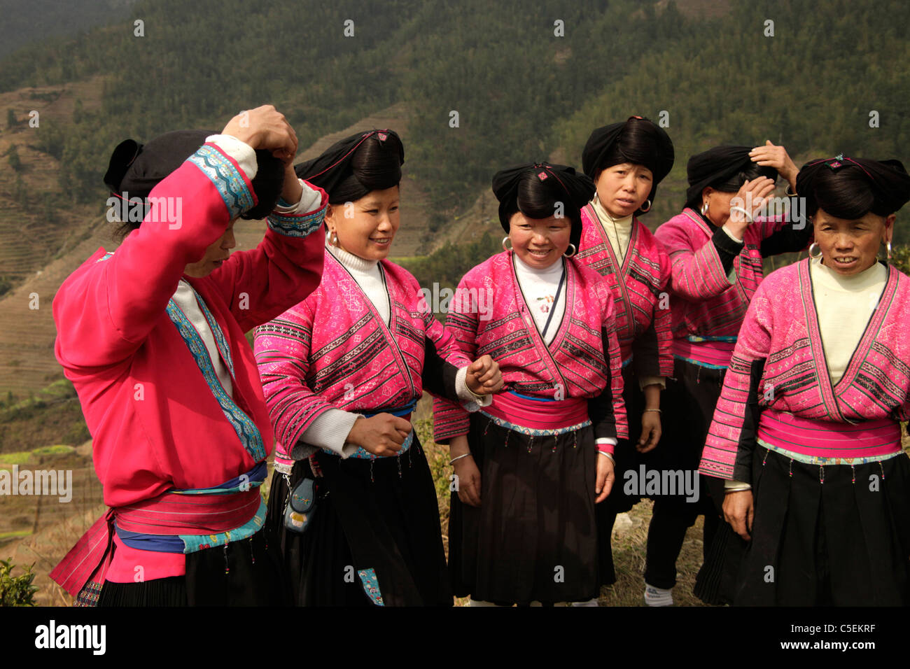 Les femmes de la minorité Yao avec costumes traditionnels et leur caractéristique hairstyle à Ping An près de Longsheng, Guangxi, Chine Banque D'Images