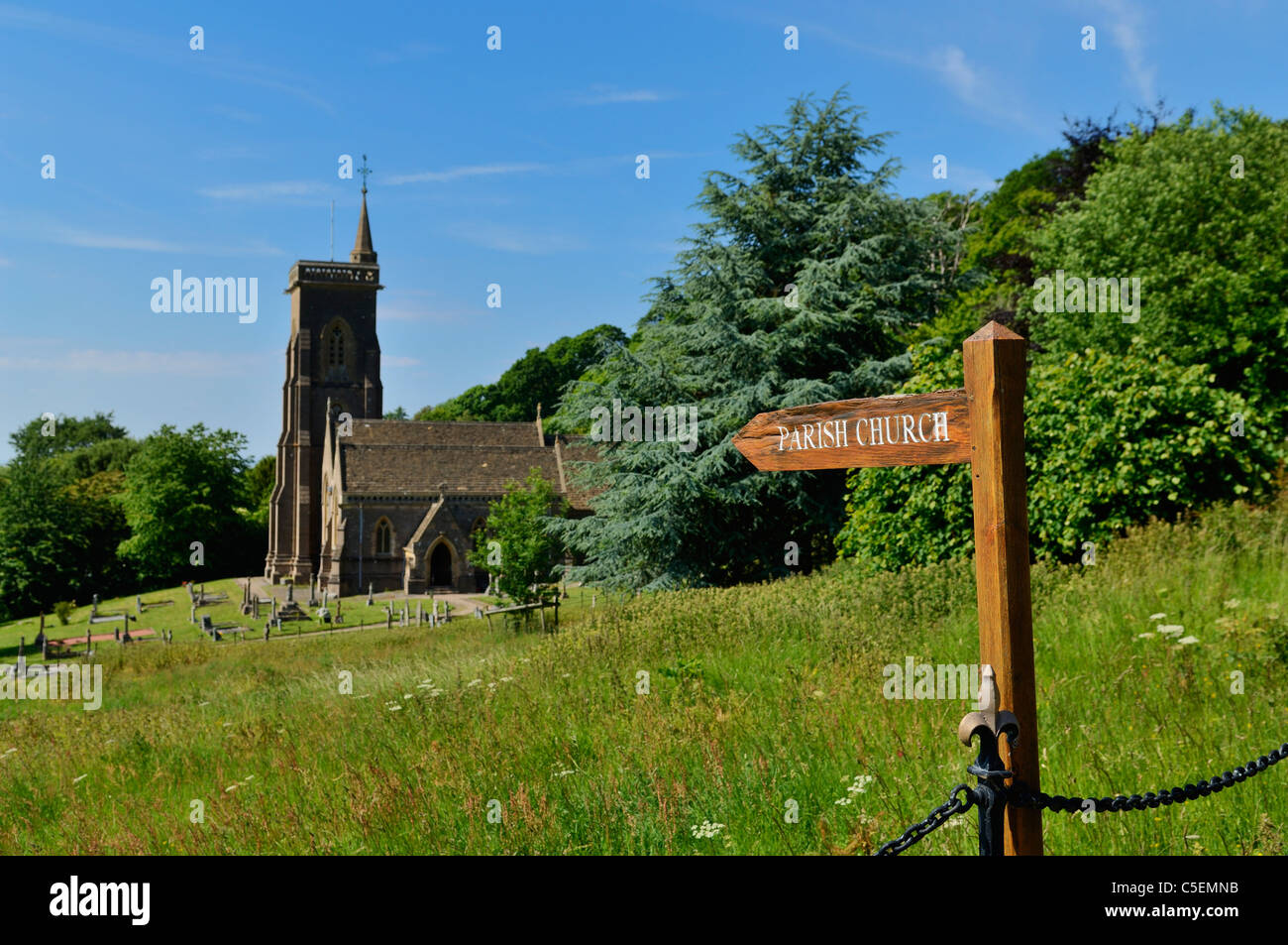 La lecture de l'église paroissiale indique l'église St Audries, également connue sous le nom de St Ethelreds, à West Quantoxhead, au pied des collines de Quantock, Somerset, Angleterre. Le foyer est sur le signe et l'église est hors foyer. Banque D'Images