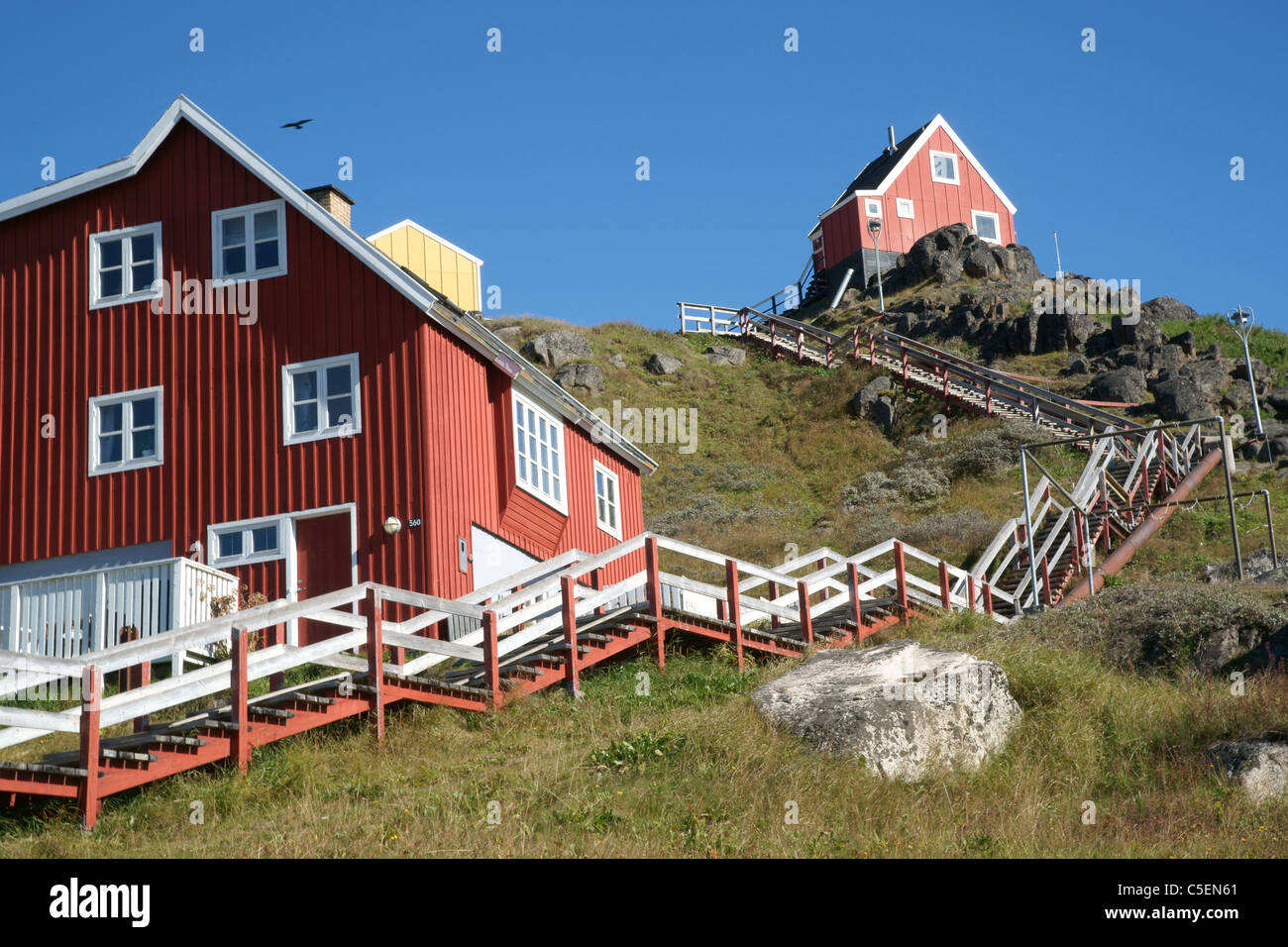 Maisons à flanc de colline, Qaqortoq (Groenland) (nom danois : Julianehab), plus grande ville dans le sud du Groenland Banque D'Images