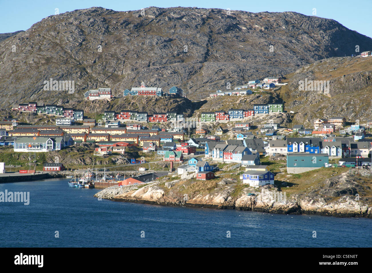 Vue d'un navire de croisière, Qaqortoq (Groenland) (nom danois : Julianehab), plus grande ville dans le sud du Groenland Banque D'Images