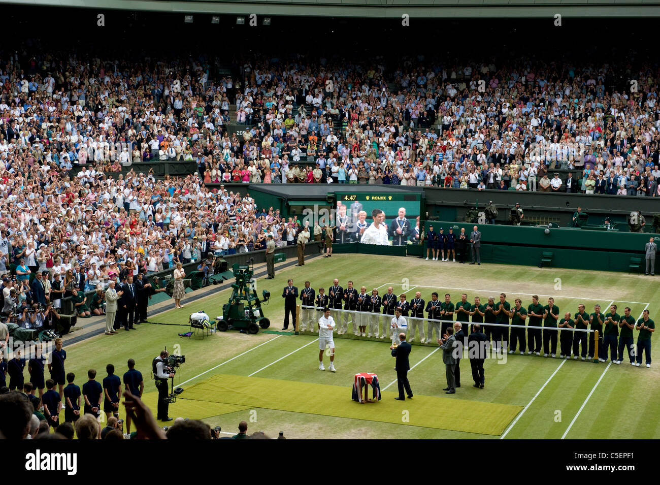 Vue sur le Court central lors de la présentation du prix pour la finale du tournoi à l'édition 2011 Tennis de Wimbledon Banque D'Images