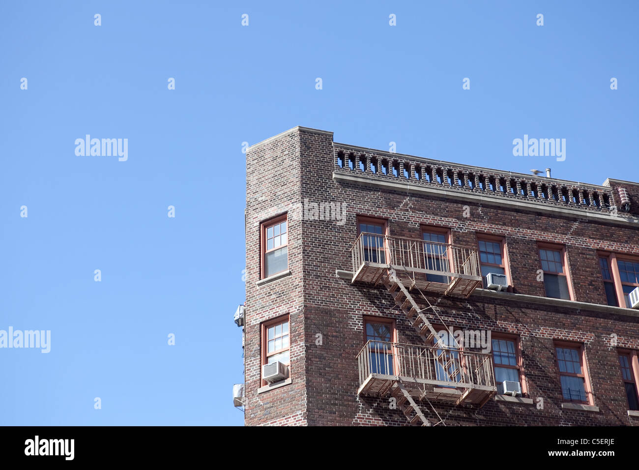 Manhattan bâtiment avec le feu s'échappe avec ciel bleu Banque D'Images