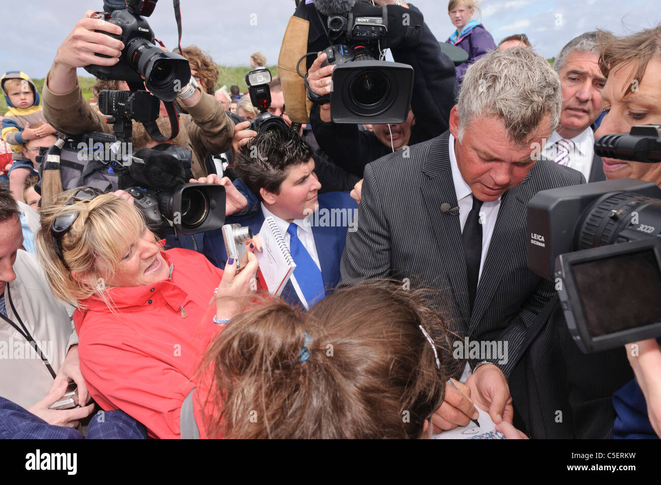 Darren Clarke, signe des autographes qu'il revient à Royal Portrush Golf Club après avoir remporté le championnat British Open 2011 Banque D'Images