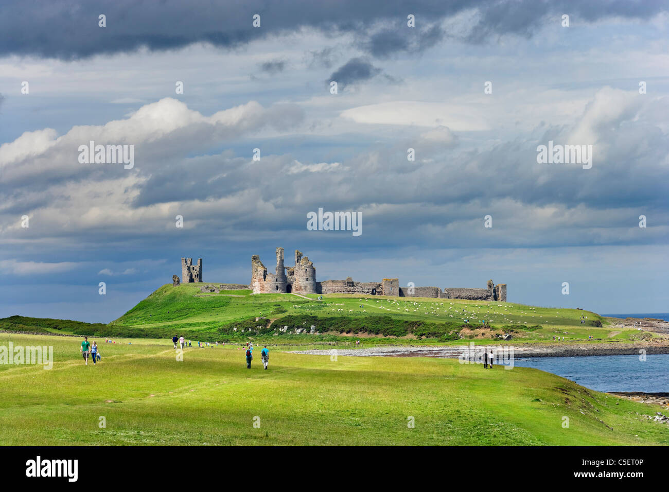 Les promeneurs sur le chemin entre Craster et Château de Dunstanburgh sur la côte de Northumberland, Angleterre du Nord-Est, Royaume-Uni Banque D'Images